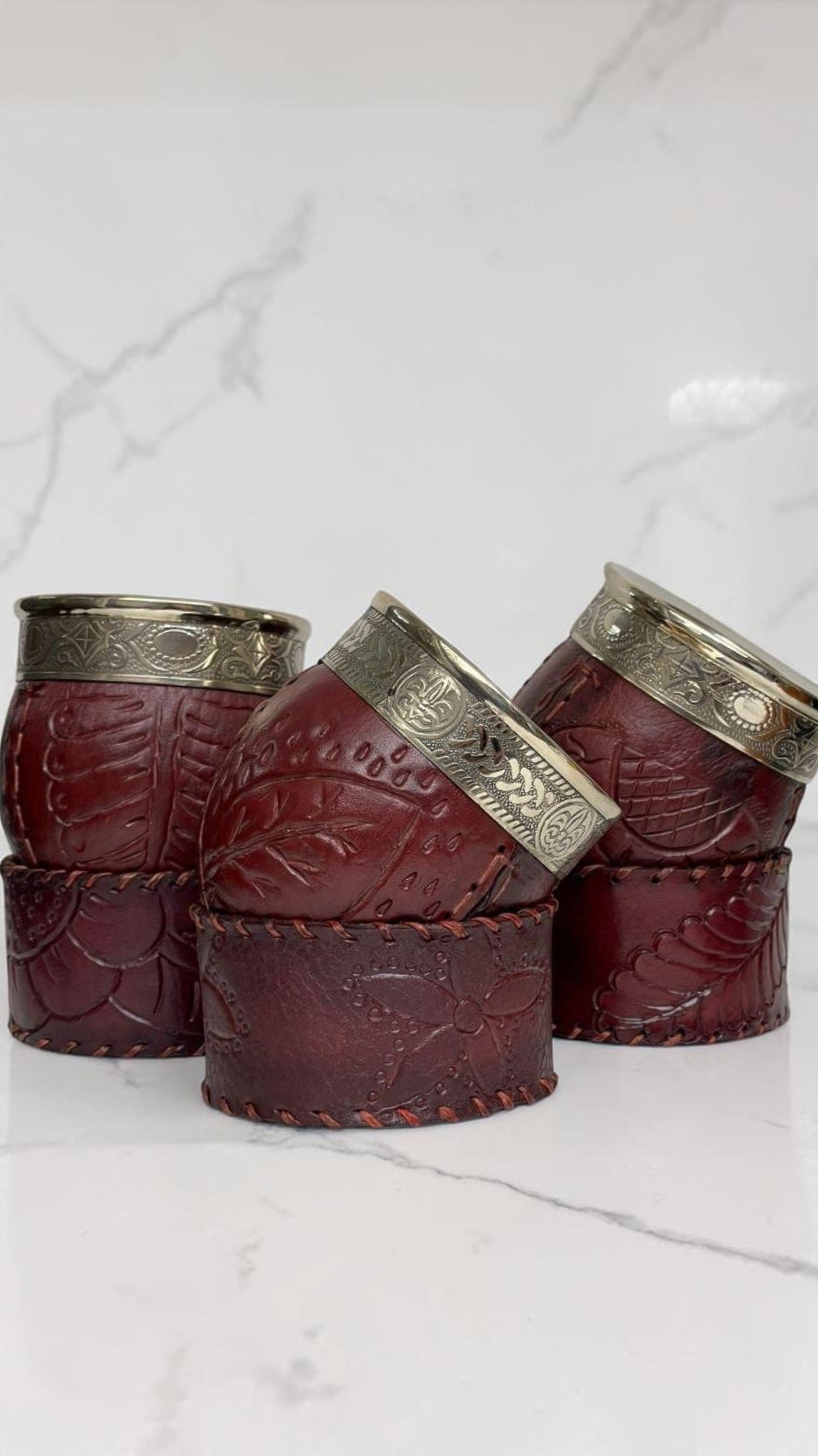 Imperial criollo de cuero repujado con soporte