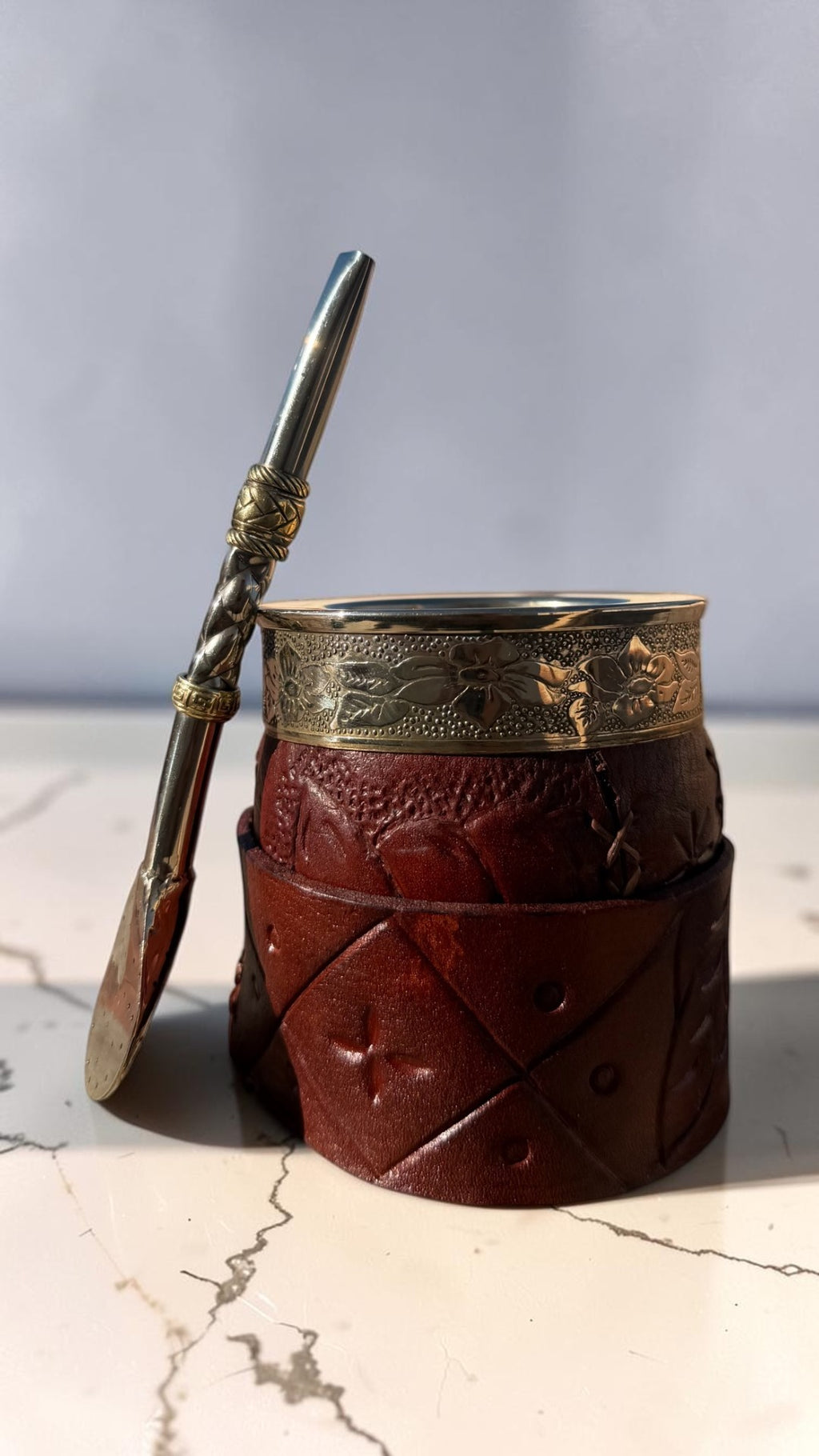Imperial criollo de cuero repujado con soporte