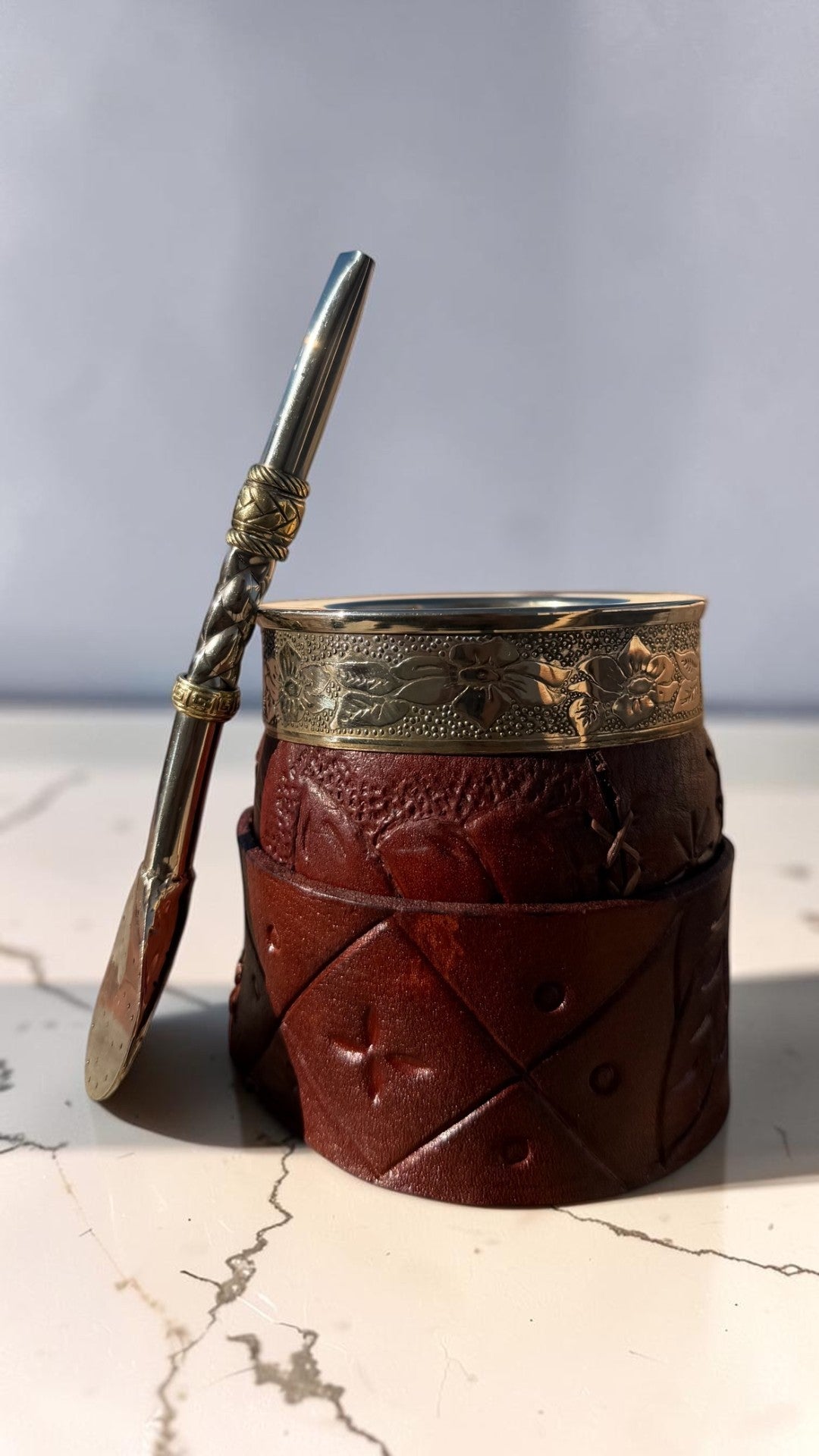 Imperial criollo de cuero repujado con soporte