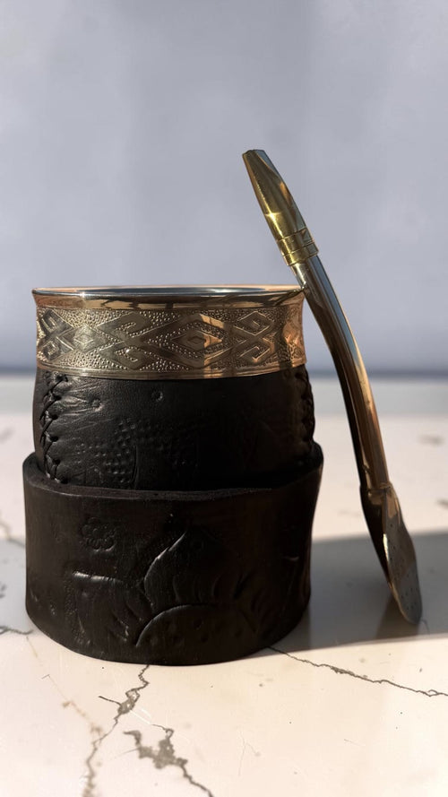 Imperial criollo de cuero repujado con soporte