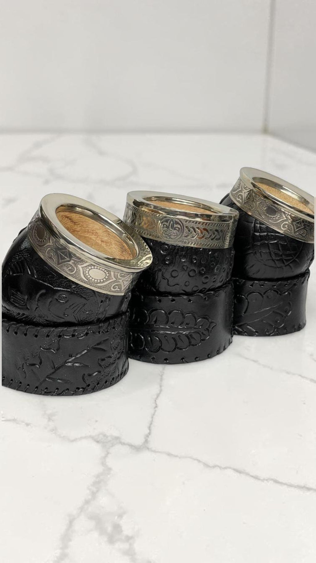 Imperial criollo de cuero repujado con soporte