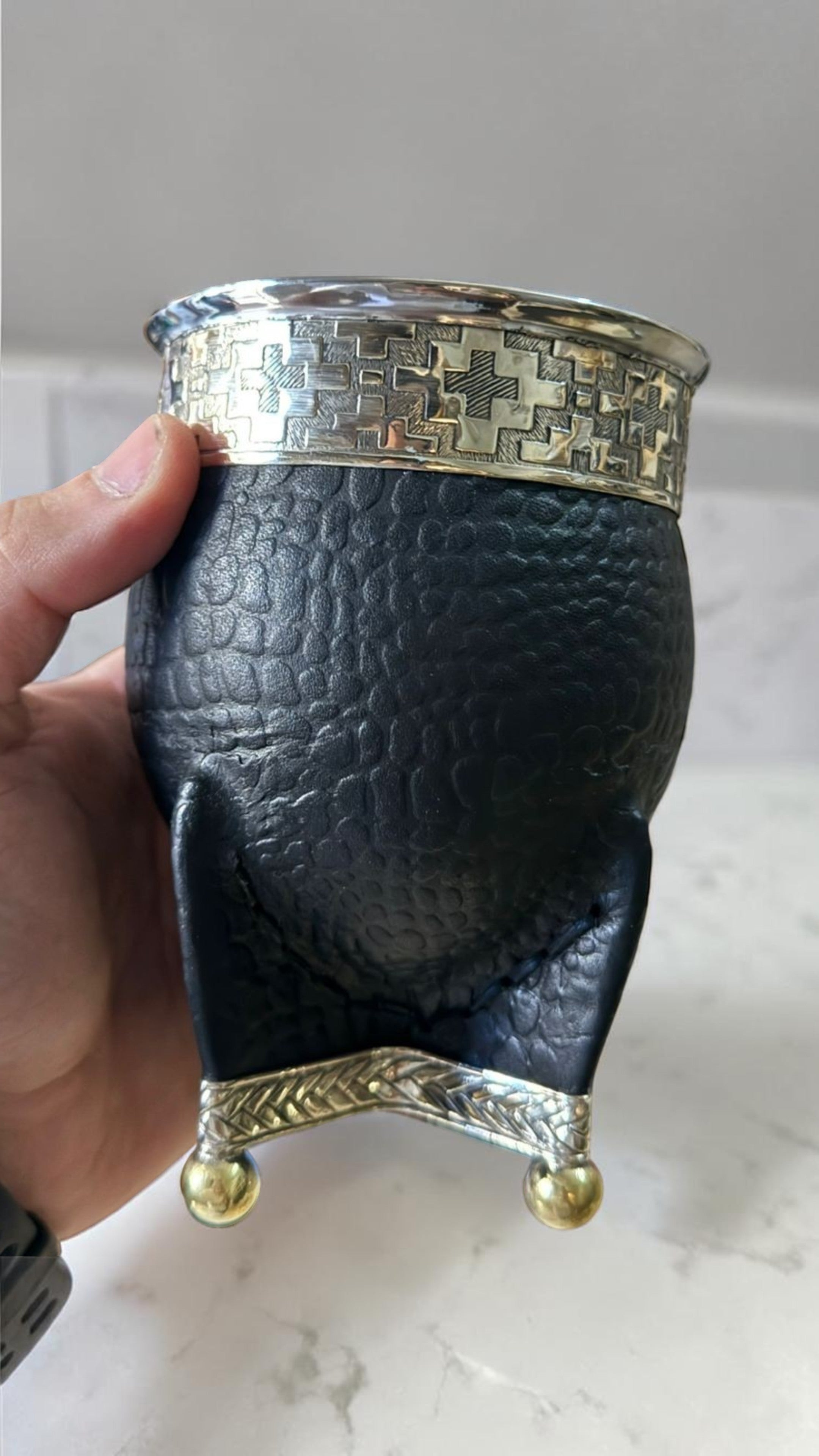 Imperial cuero croco con base de alpaca y bolitas de bronce