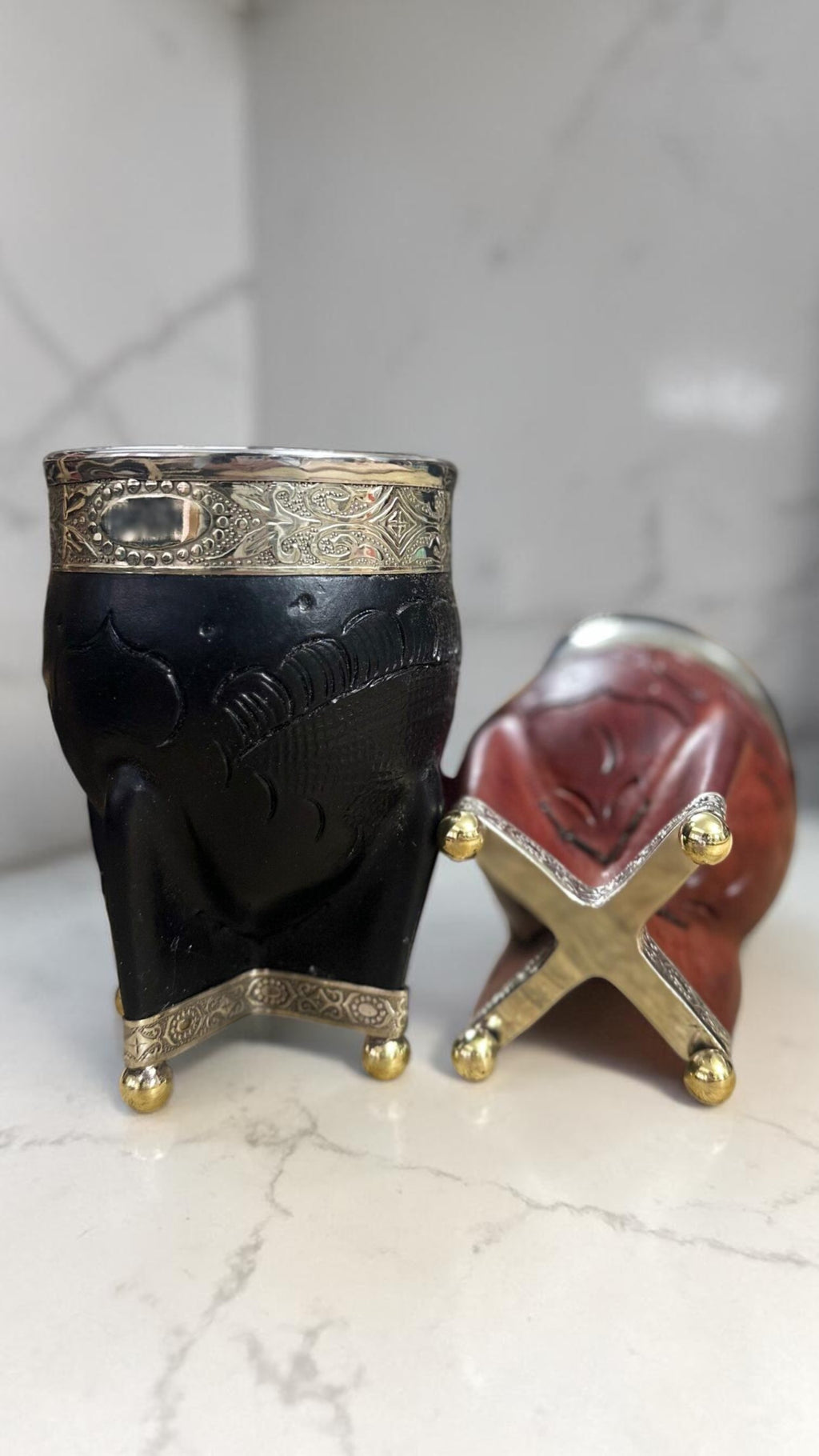 Imperial cuero repujado con base de alpaca y bolitas de bronce
