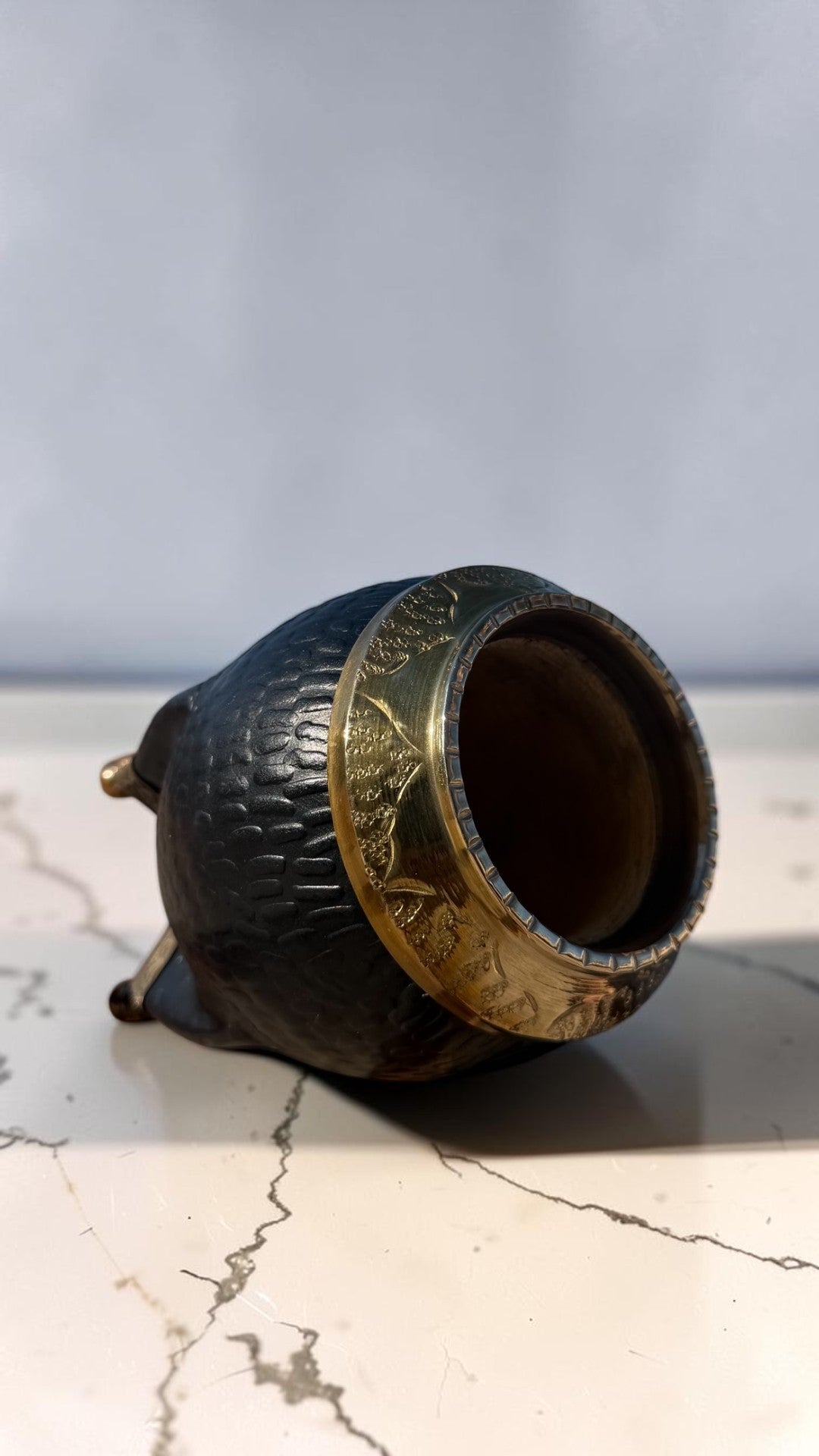 Torpedo cuero croco con base de alpaca y bolitas de bronce